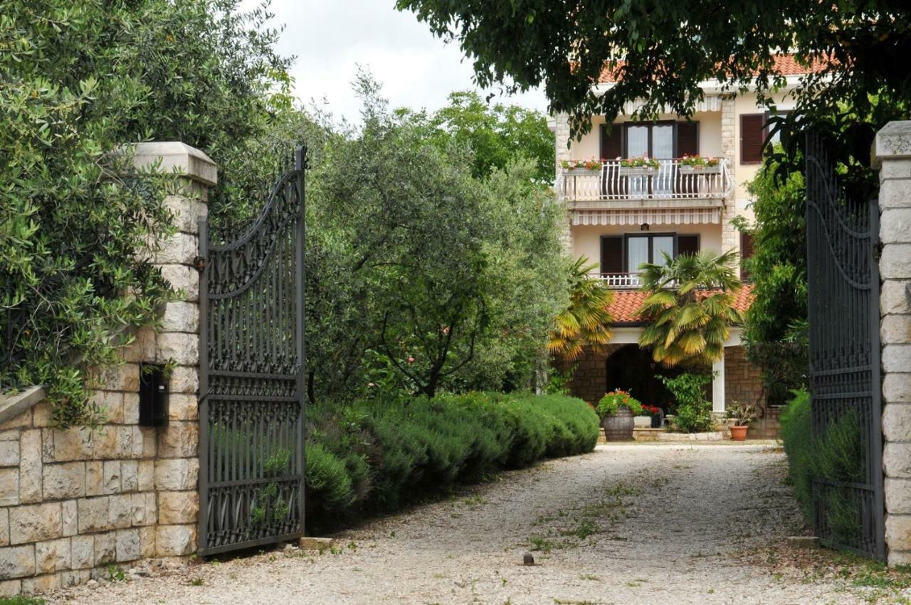 Haus Liliana Hotel Tar-Vabriga Exterior photo