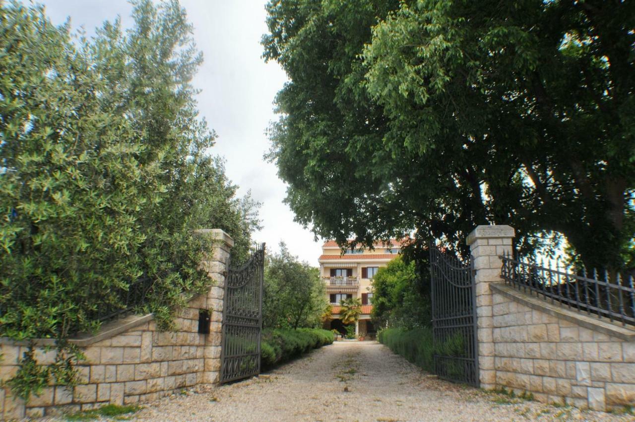 Haus Liliana Hotel Tar-Vabriga Exterior photo