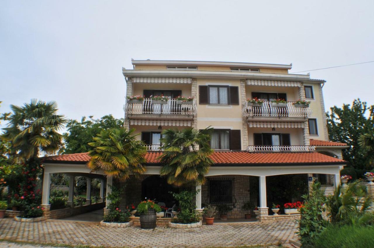 Haus Liliana Hotel Tar-Vabriga Exterior photo