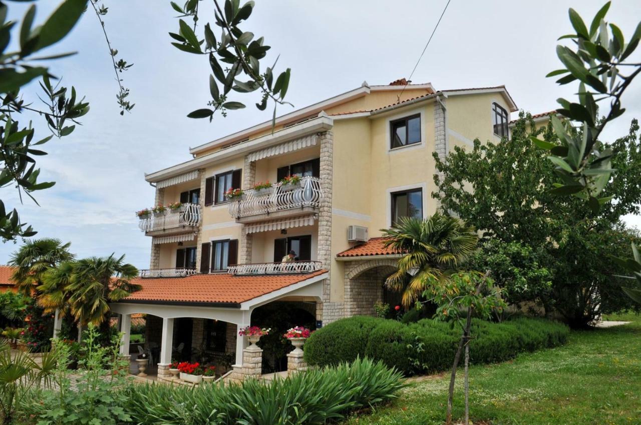 Haus Liliana Hotel Tar-Vabriga Exterior photo