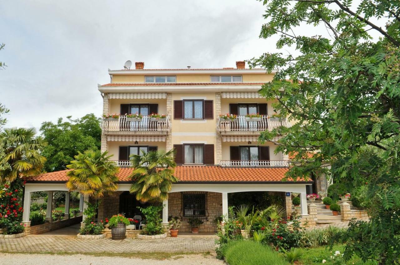 Haus Liliana Hotel Tar-Vabriga Exterior photo