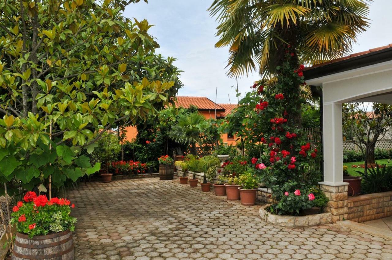 Haus Liliana Hotel Tar-Vabriga Exterior photo