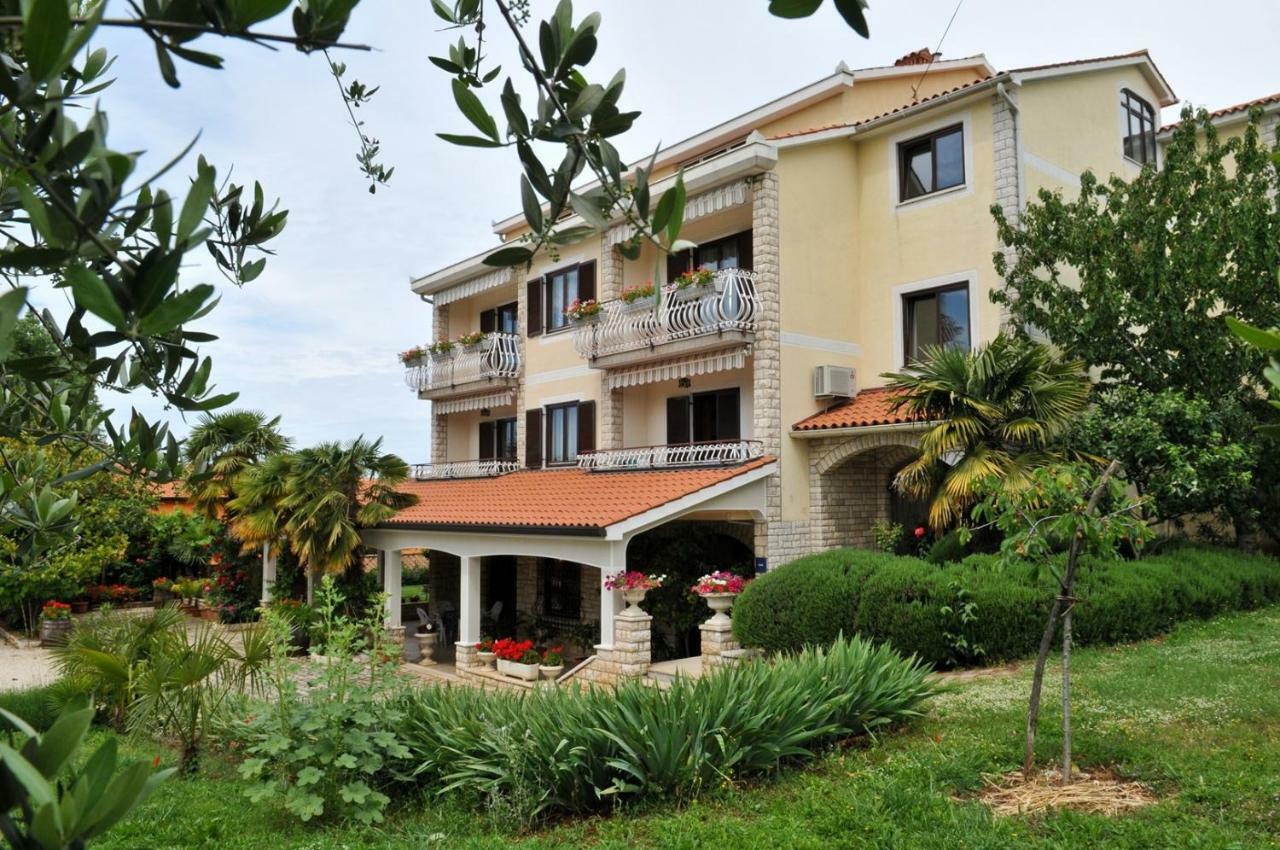 Haus Liliana Hotel Tar-Vabriga Exterior photo