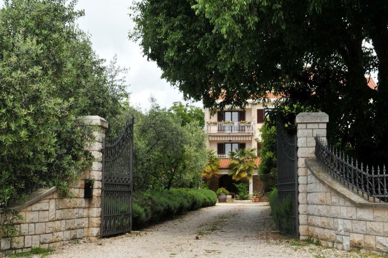 Haus Liliana Hotel Tar-Vabriga Exterior photo