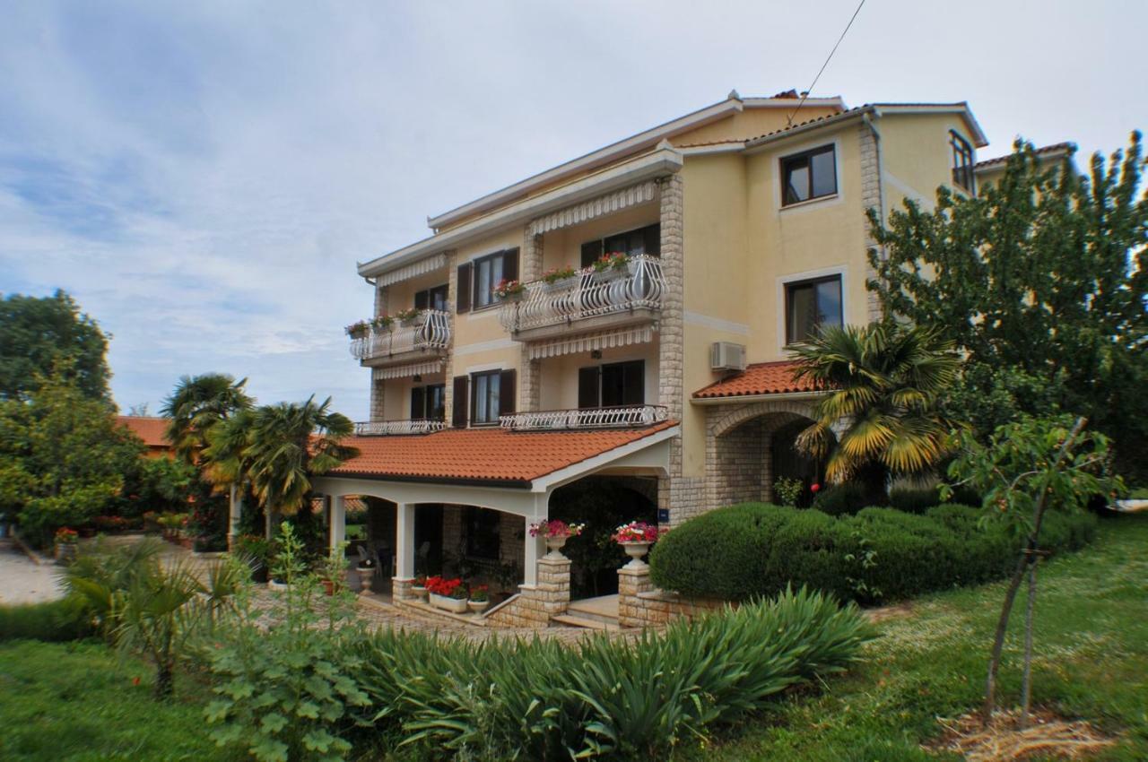 Haus Liliana Hotel Tar-Vabriga Exterior photo